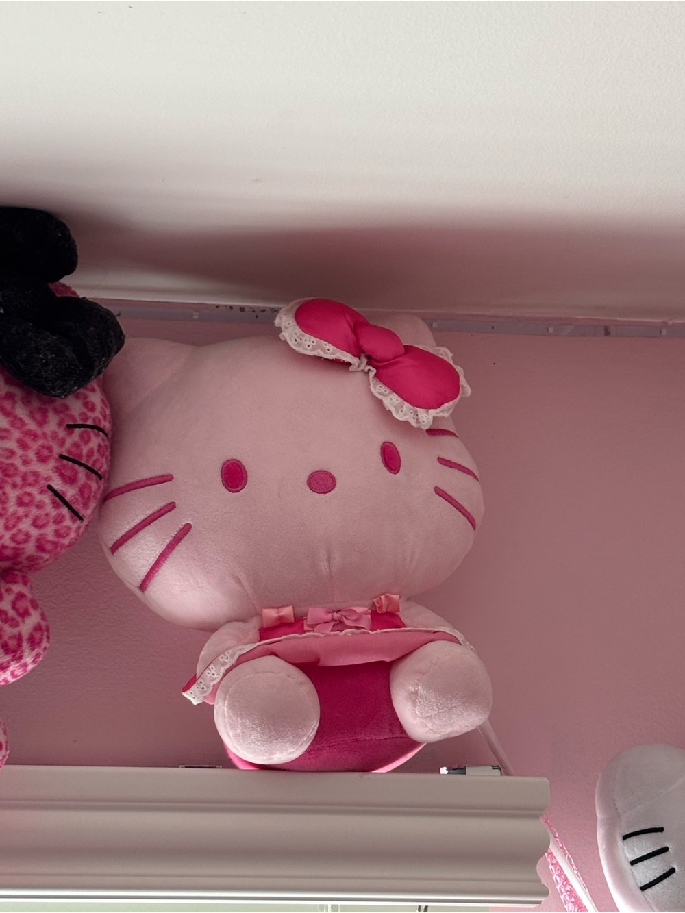 Hello Kitty pink plush - Picture 2 of 3